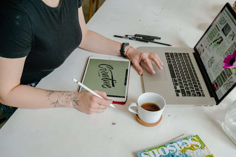 Femme créant des templates professionnels avec Canva